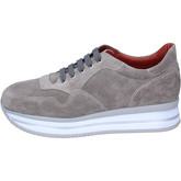 Triver Flight  Sneakers Suede  women's Shoes (Trainers) in Beige