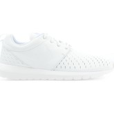 Nike  ROSHE NM LSR 833126-111  men's Shoes (Trainers) in White