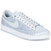 Nike  BLAZER LOW SE W  women's Shoes (Trainers) in Silver