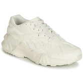 Reebok Classic  AZTREK  men's Shoes (Trainers) in Beige